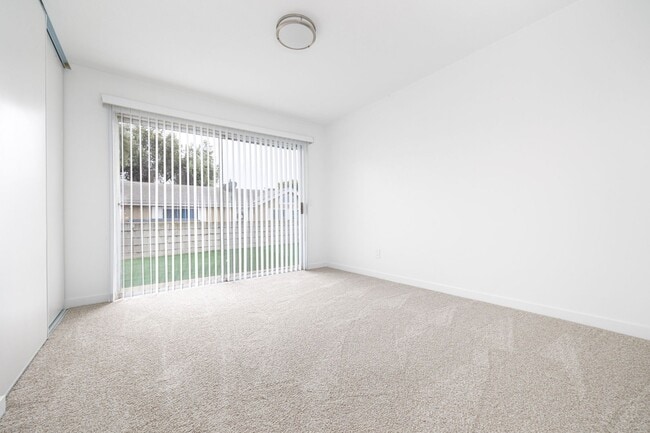 Building Photo - Huge 4 Bedroom 3 Bath House - Completely R...