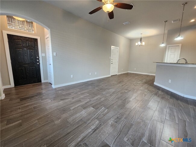 Building Photo - 530 Creekside Frst
