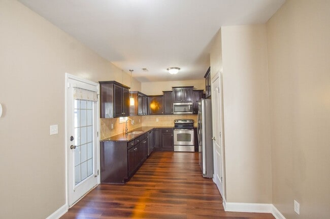 Building Photo - 4 Bedroom 2.5 Bathroom- Pets Okay