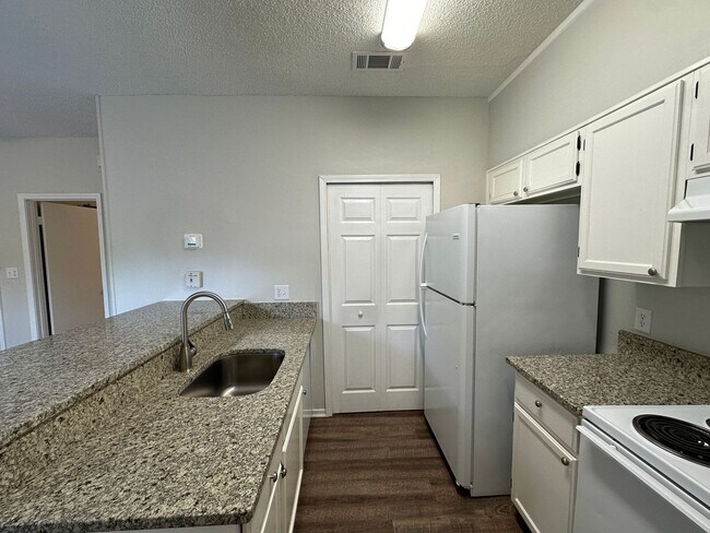Foto del edificio - Recently renovated 1 bedroom 1 bath condo for rent in Riverwalk!