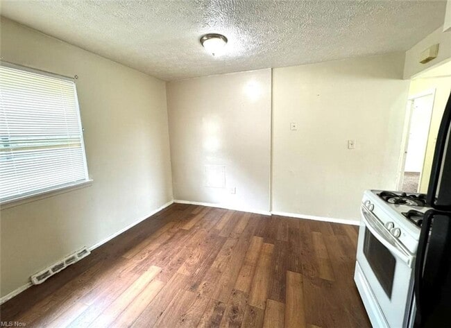 Building Photo - Charming 4 Bedroom Home