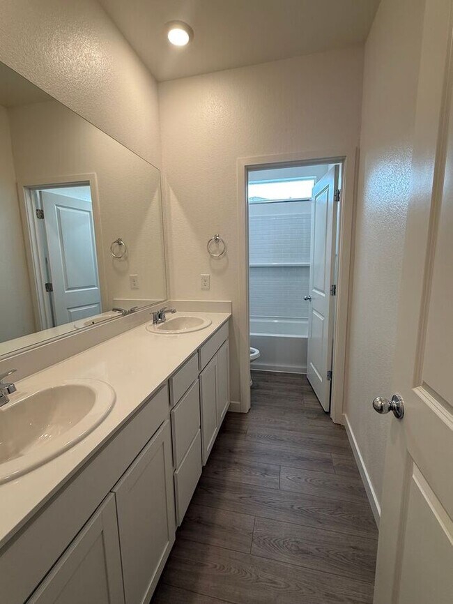 Foto del edificio - Brand-New 3 Bed | 2.5 Bath Townhome in Carson City