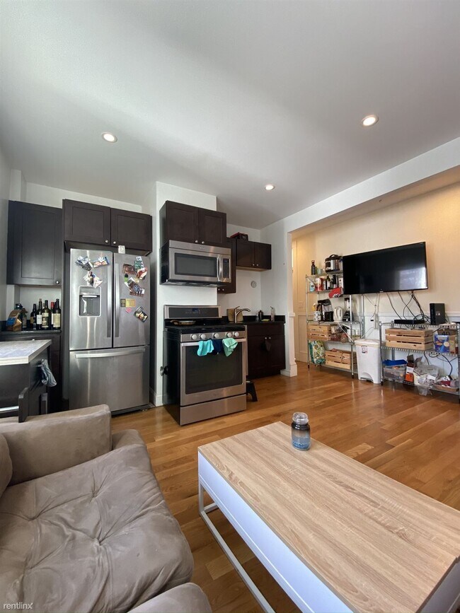 Building Photo - 3 br, 1.5 bath  - 322 Western Ave # U2