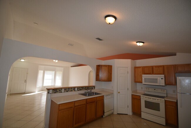 Building Photo - 3 BR/2BA HOME IN SE PALM BAY