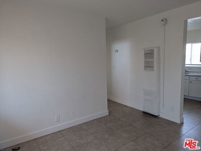 Building Photo - 959 S Soto St