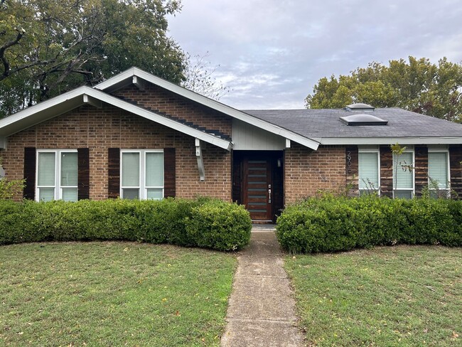 Building Photo - Spacious Family Home