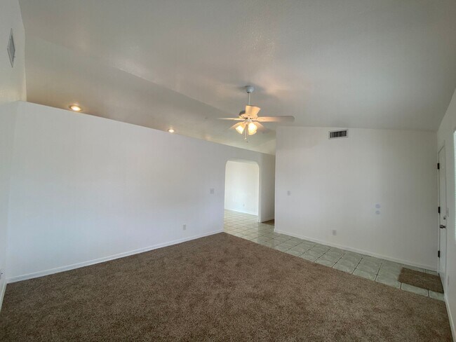 Foto del edificio - Great 3 Bedroom Home in Golden Valley on Pavement!