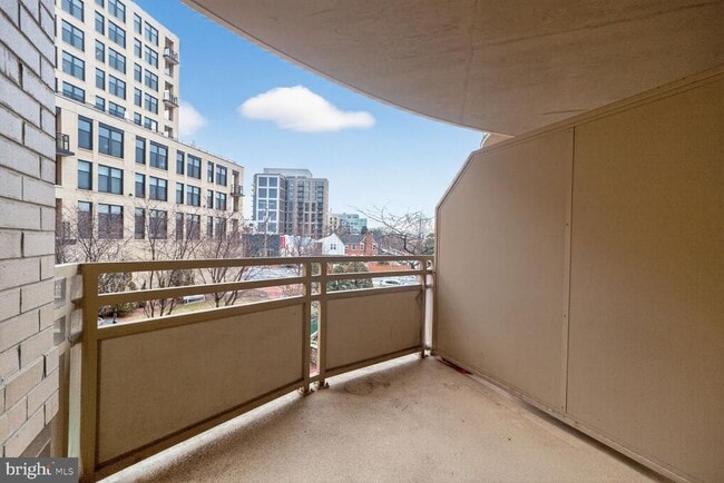 Foto del edificio - 7111 Woodmont Ave