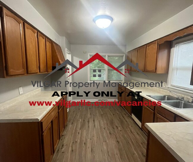 Building Photo - 10 room home! 4 bed bed, 1.5 bath in Gary, IN