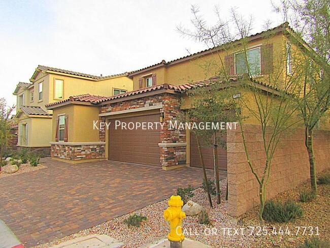 Building Photo - 5 BEDROOM 5 BATH HOME WITH POOL AND SPA IN...