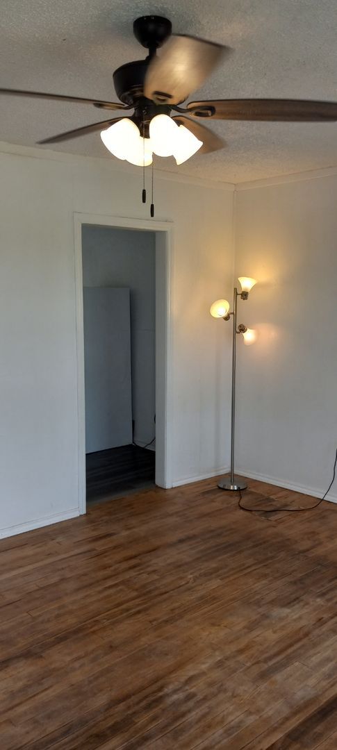 Foto del edificio - NEW listing-refinished hardwood floors, new laminate and paint throughout