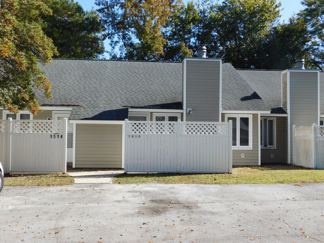 Foto principal - 1512 College Way