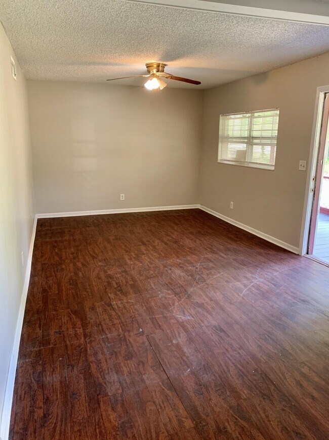 Foto del edificio - 7738 Plummer Rd