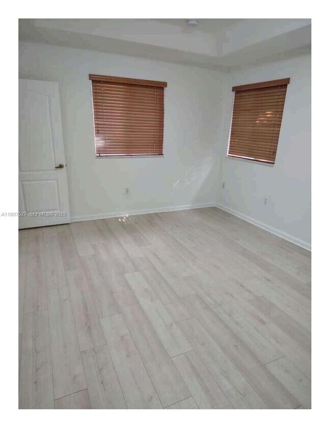 Foto del edificio - 21207 NW 14th Pl