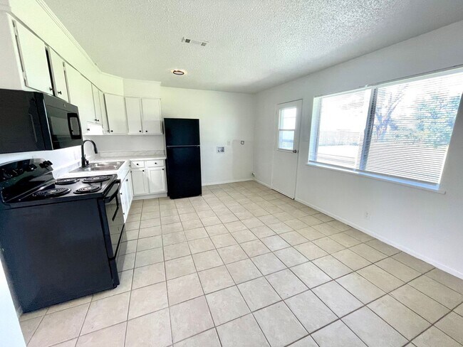 Building Photo - 3 Bedroom / 1 Bath in Bay Available Now!
