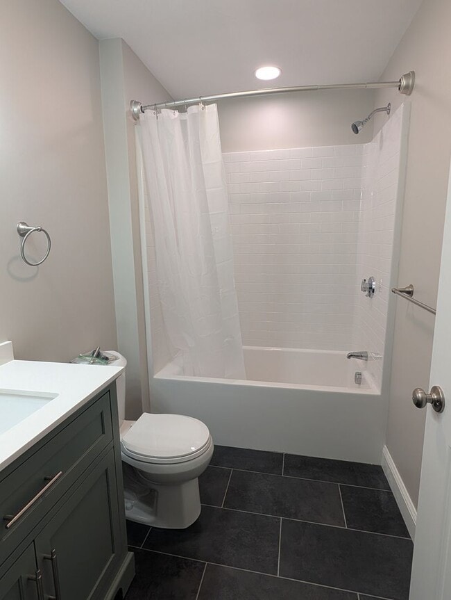 Building Photo - 398 Sutton St