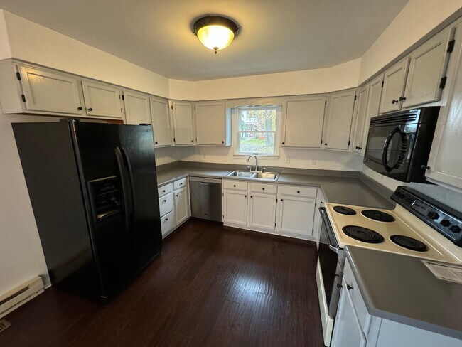 Building Photo - 3 Bedroom Semi-Detached Home in Crossroads Borough!