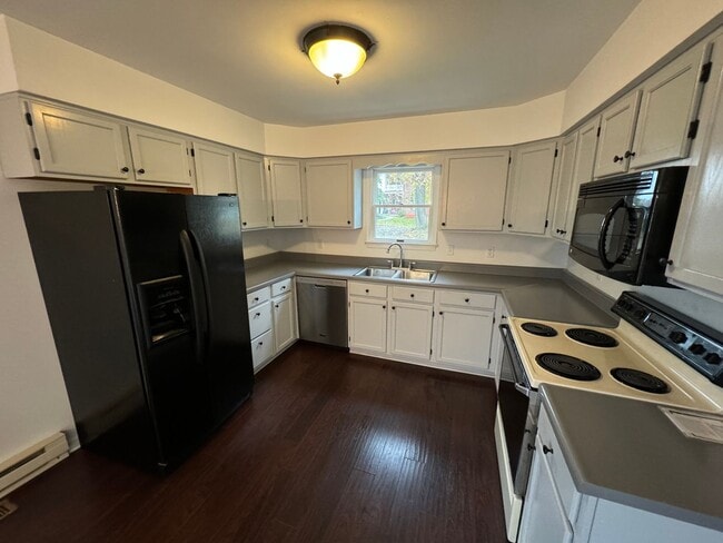 Foto del edificio - 3 Bedroom Semi-Detached Home in Crossroads Borough!