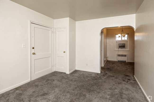 1BR, 1BA - 500 SF - Living Room - Franklin Court Apartments