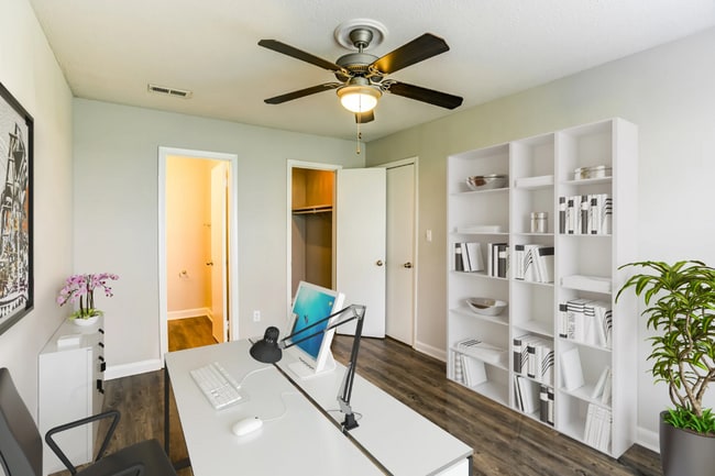 Building Photo - Aven