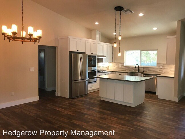 Building Photo - 4 br, 3 bath House - 1087 La Grande Avenue
