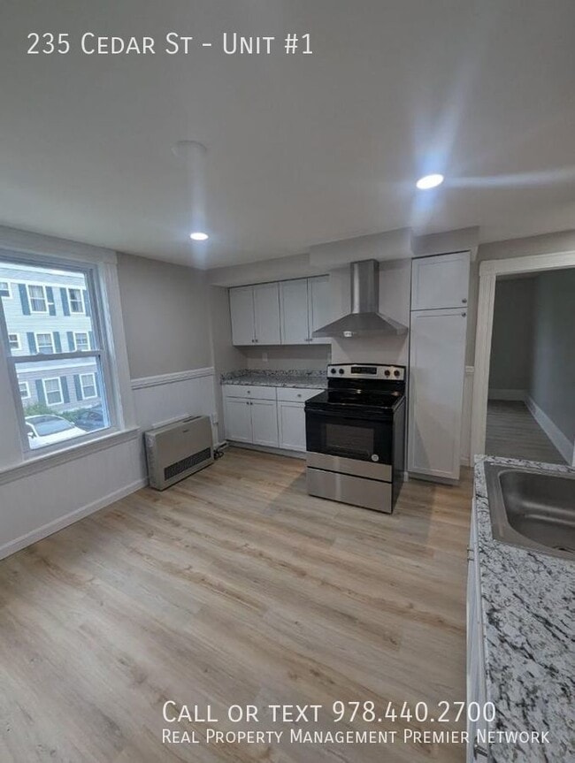 Building Photo - 235 Cedar St