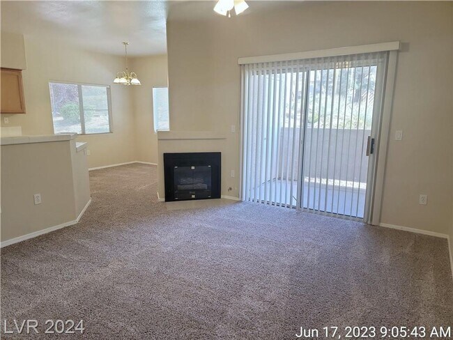 Building Photo - SW 1ST FLOOR UNIT!!