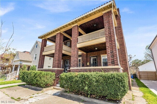 Building Photo - 1321 W 85th St