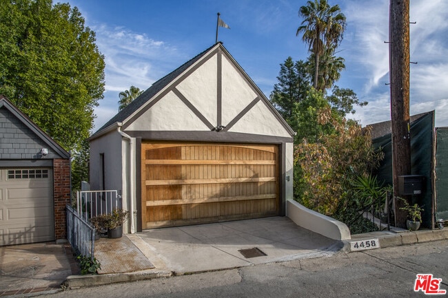 Foto del edificio - 4458 Dundee Dr