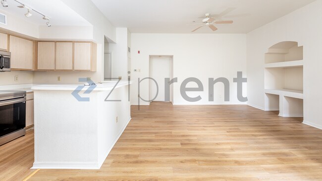 Building Photo - Unit 931