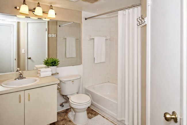 Foto del edificio - Nice 1 bed/ 1 bath second-floor condo at Lakewood Park Condominium