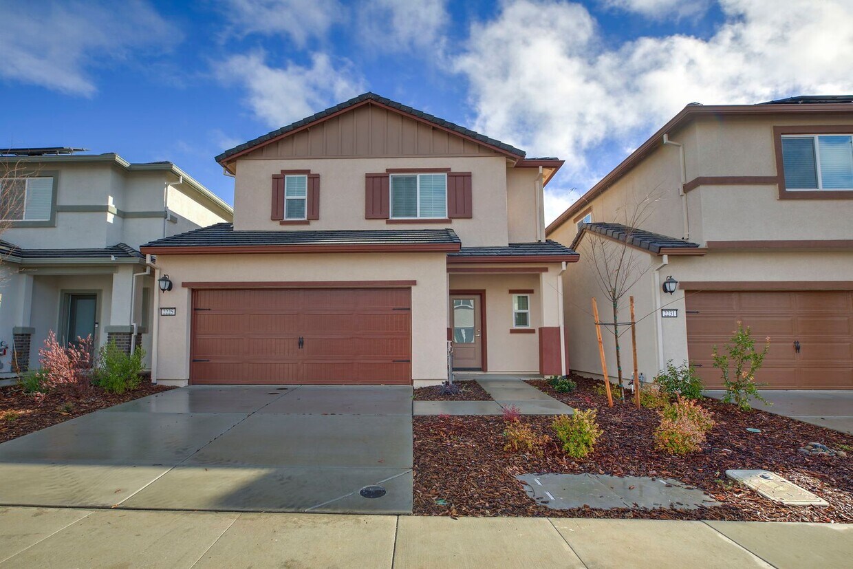 Primary Photo - 3 bedroom, 2.5 bathroom, 2 car garage - Ve...