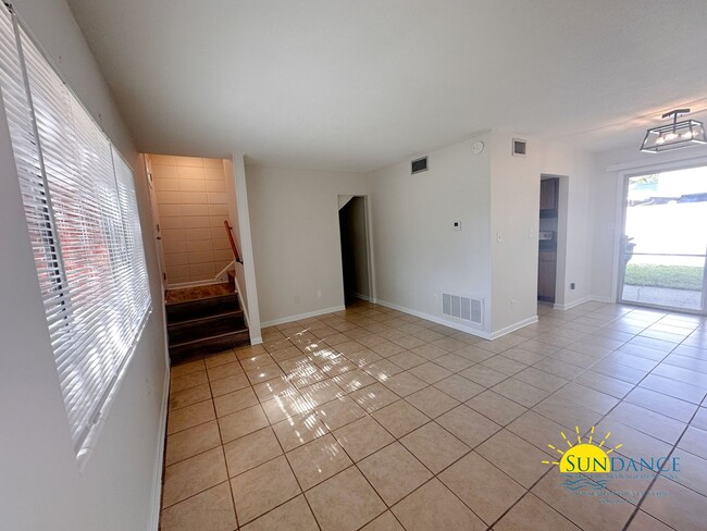 Building Photo - PRICE IMPROVEMENT - Beautiful 2 Bedroom Ho...