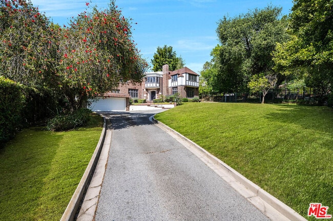 Foto del edificio - 2441 Glendower Ave