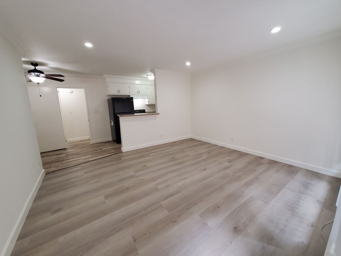 Building Photo - 822m