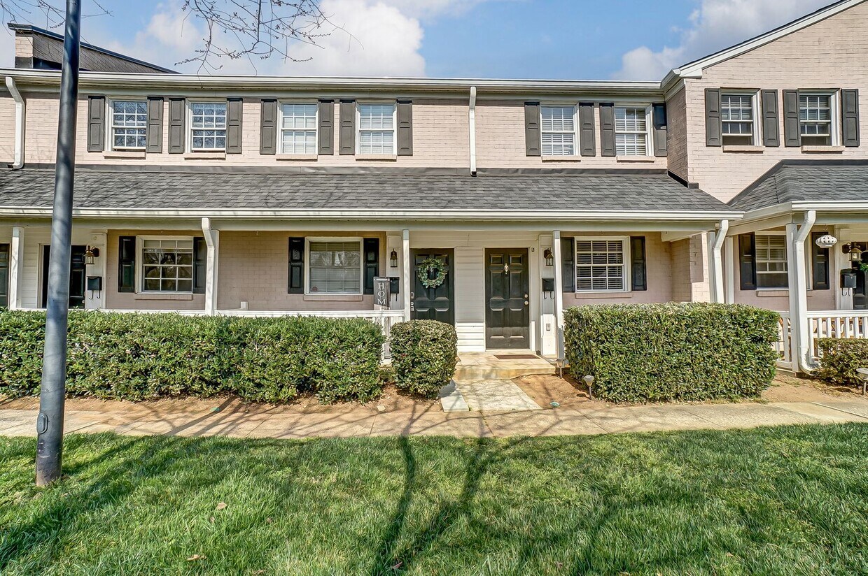 Foto principal - Charming Townhome in Sought-After Williams...
