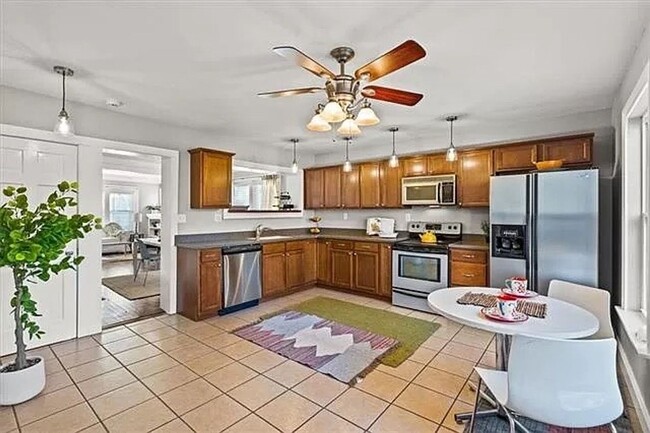 Building Photo - Updated and Spacious Home Near UMKC