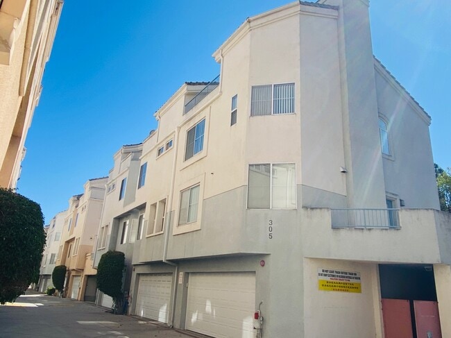 Building Photo - 305 W Newby Ave