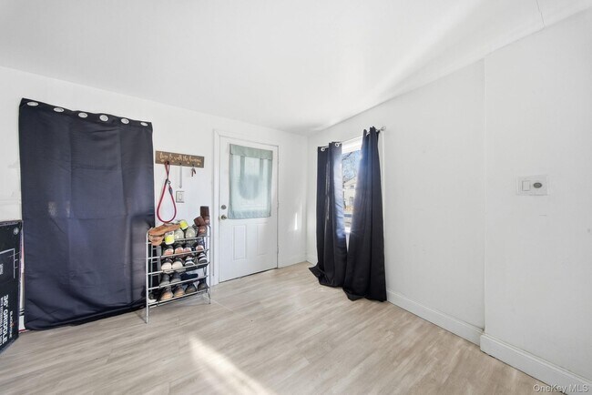 Building Photo - 4 Old Rd