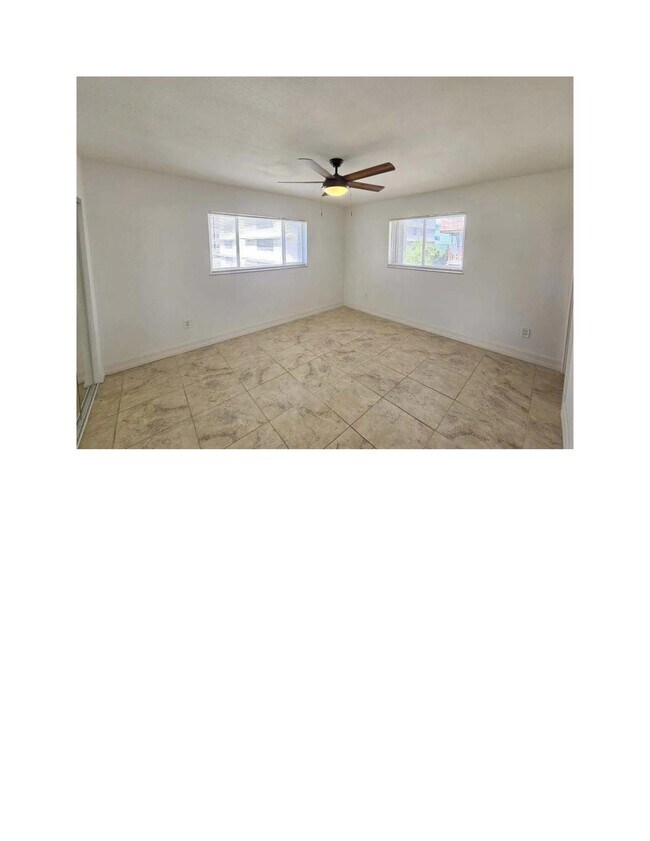 Foto del edificio - 677 NE 24th St