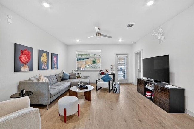 Foto del edificio - 2413 Tucker Ln