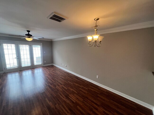 Foto del edificio - 1336 Green Oaks Ln