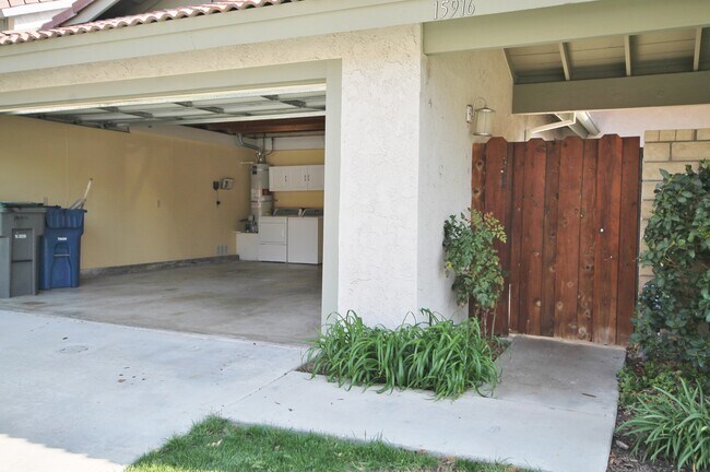 Foto del edificio - 15916 Rosehaven Ln