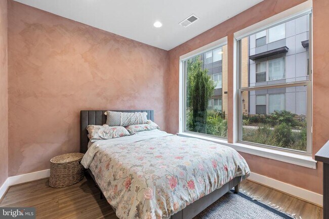Foto del edificio - 5056 Oakmoore Dr