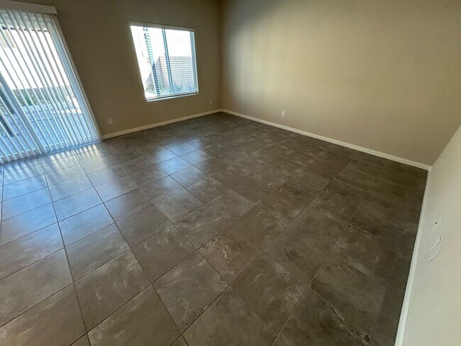 Foto del edificio - Gorgeous two-story home with 5 bedrooms and 3 bathrooms in a gated community