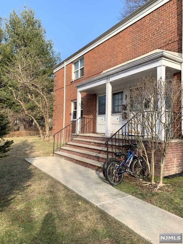 383 Grand Ave Unit A, Leonia, NJ 07605 Apartment for Rent in Leonia