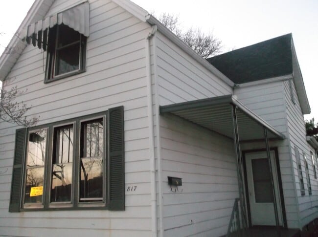 Building Photo - 4 Bed, 2 Bath/Remodled **EHA APPROVED**