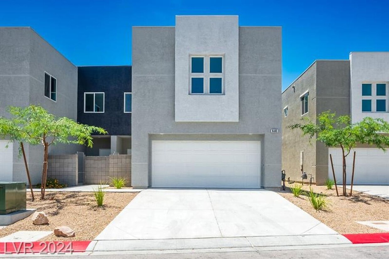 Foto principal - Gorgeous Modern 4 Bedroom Home in Gated Co...