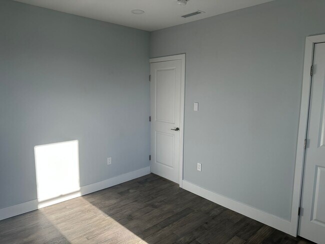 Foto del edificio - 484 Shurs Ln