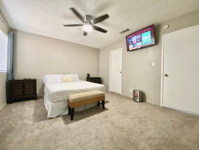 Dormitorio n.° 1: cama King con televisor inteligente Roku - 400 Daffodil Dr